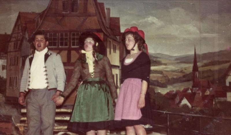 Datei:SM Helmut Uta Renate.jpg